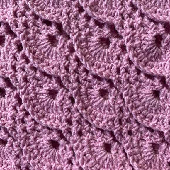 NWOT Crocheted pink shawl with fringes, Grannycore - Picture 9 of 9